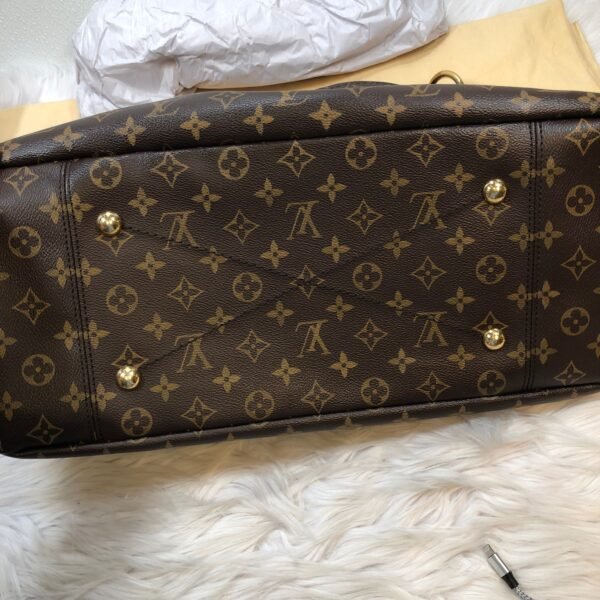 Handbag Designer By Louis Vuitton  Size: Large - Image 11